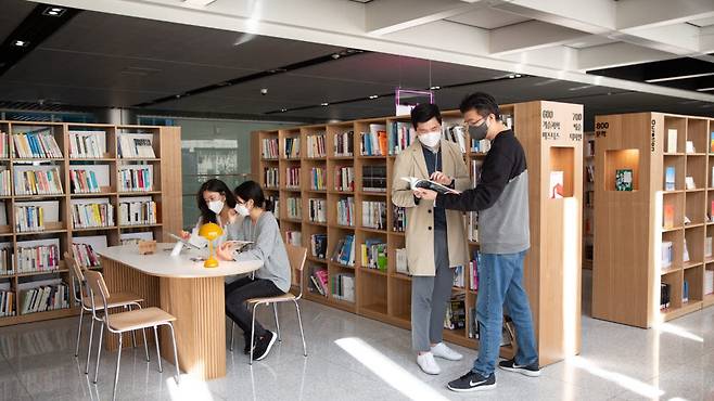 LG전자가 최근 서울 서초구에 위치한 서초R&D캠퍼스에 다양한 도서들이 채워진 소규모 복합문화공간 리브르 드 서초(Livre de Seocho)를 열었다. LG전자 직원들이 리브르 드 서초를 이용하고 있다.