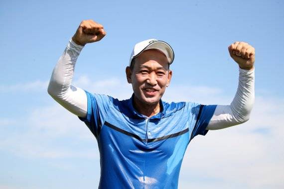 환갑을 넘긴 나이에 올 시즌 KPGA시니어투어 상금왕에 오른 김종덕. /사진=KPGA