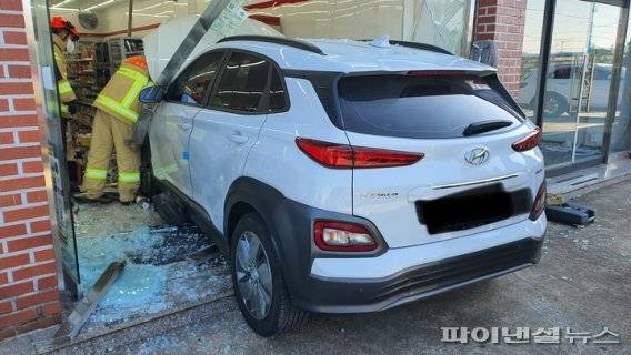 25일 오후 관광객이 몰던 렌터카가 제주 서귀포시 성산읍 수산리 소재 편의점에 돌진하는 사고가 발생했다. [사진=제주동부소방서 제공] 2021.10.25.