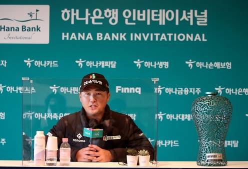 2021년 한국프로골프(KPGA) 코리안투어 하나은행 인비테이셔널 우승을 차지한 이태훈 프로가 우승 인터뷰하는 모습이다. 사진제공=KPGA