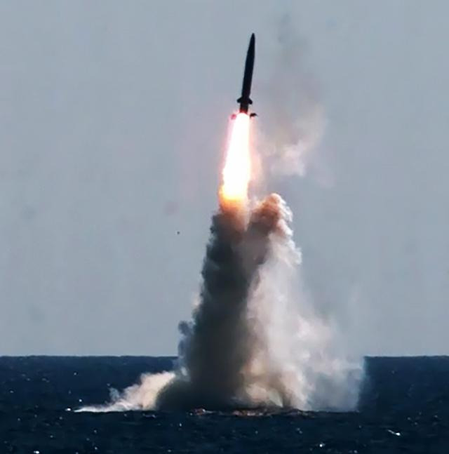 우리나라가 독자 개발한 잠수함발사탄도미사일(SLBM)이 지난달 15일 도산안창호함(3,000톤급)에 탑재돼 수중에서 발사되고 있다. 국방부 제공