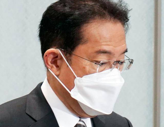 기시다 후미오 일본 총리가 25일 도쿄에서 기자들에게 전날 실시된 시즈오카 보궐선거 결과를 "엄숙하게 받아들인다"고 말하고 있다. 기시다 총리 취임 후 처음으로 치러진 2곳의 참의원 보궐 선거 중 시즈오카에서 자민당이 패배, 의석 1석을 잃었다. 시즈오카=AP 뉴시스