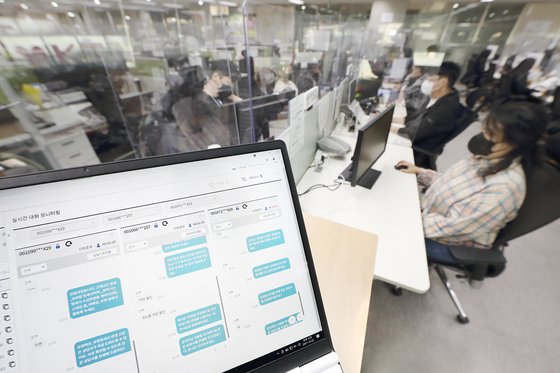 서울시 동작구 KT 고객센터에서 직원들이 AI 상담 내용을 모니터링하고 있다. KT 제공