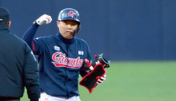 롯데 자이언츠 한동희는 25일 열린 LG 트윈스와 원정 경기에서 소속팀이 3-4로 끌려가던 8회초 동점 적시 2루타를 쳤다. 롯데와 LG는 이날 4-4로 비겼다. [사진=뉴시스]