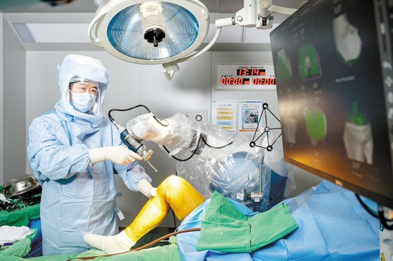 부산힘찬병원 손강민 원장이 마코 로봇을 사용한 인공관절 수술을 시연하고 있다. 병원은 지난해 12월 로봇을 도입한 이후 1000건 이상의 임상 경험을 누적했다. 김동하 객원기자