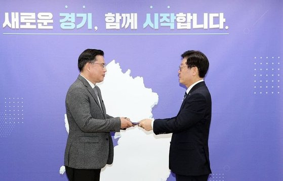 '대장동 게이트' 와중에 경기도 측이 공개한 유동규(구속) 전 성남도시개발공사 사장대리와 이재명 경기지사가 함께 한 사진. 검찰은 유 전 사장대리를 기소하면서 배임 혐의를 빼 논란이다. [페이스북 캡처]