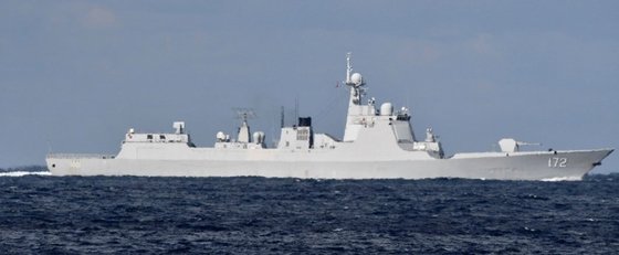 지난 18일 일본 방위성이 공개한 일본 근해를 항행하는 중국 해군 구축함. 일본 통합막료감부