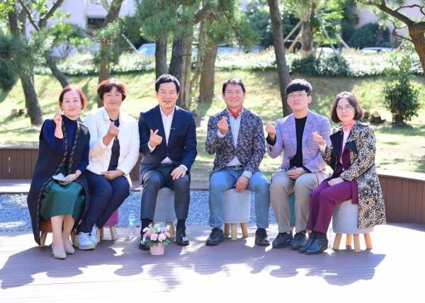 홍순헌 구청장과 구민들이 한자리에 모여 구정 현안에 대해 대담을 나눈 후 밝은 표정으로 웃고 있다.