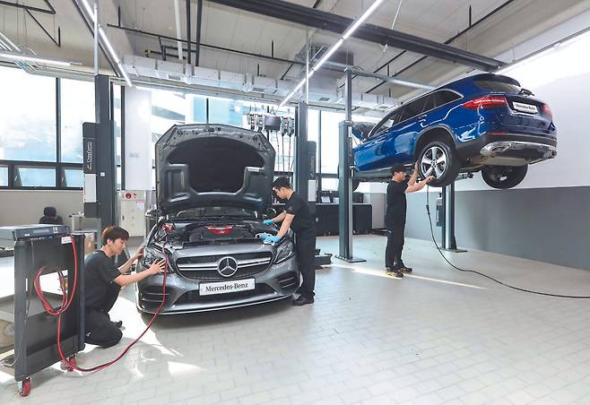 Engineers work on Mercedes-Benz cars at one of the German car brand’s service centers in South Korea. (Mercedes-Benz)