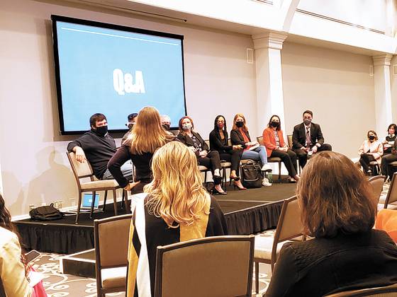 White House correspondents discussing seating assignments on Tuesday. [KIM PIL-GYU]