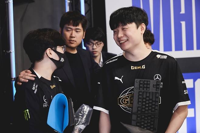 젠지e스포츠의 미드라이너 '비디디' 곽보성(오른쪽)이 '버돌' 노태윤을 보고 웃고 있다. 라이엇 게임즈 제공