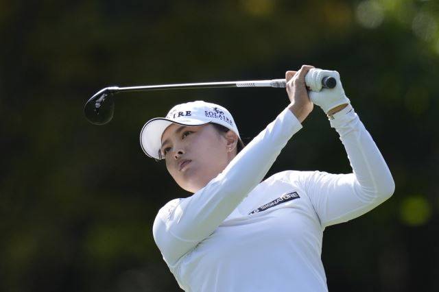 고진영이 LPGA 투어 BMW 레이디스 챔피언십에서 우승하며 한국인 선수 통산 LPGA 200승을 달성했다. 24일 부산 기장군 LPGA 인터내셔널에서 열린 BMW 레이디스 챔피언십 4라운드 16번 홀에서 티샷을 날리는 고진영. 연합뉴스