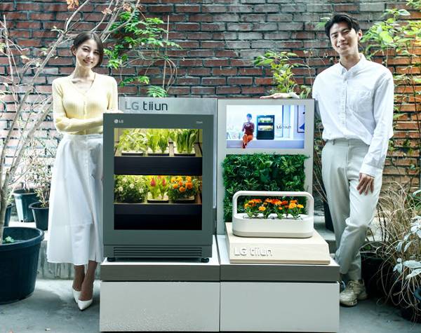 LG전자의 식물생활가전 ‘틔운’은 꽃이나 채소, 허브 등을 집에서 손쉽게 키울 수 있도록 식물 재배 과정 대부분을 자동화했다.   LG전자 제공