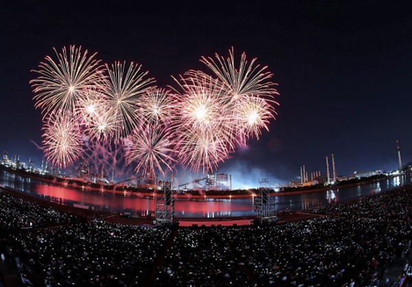 국내 대표축제 중 하나인 포항국제불빛축제의 메인 불꽃쇼 모습. 올해는 다음 달 20~21일 양일간 메타버스와 유튜브를 활용해 온라인 중심으로 열린다. 포항문화재단 제공