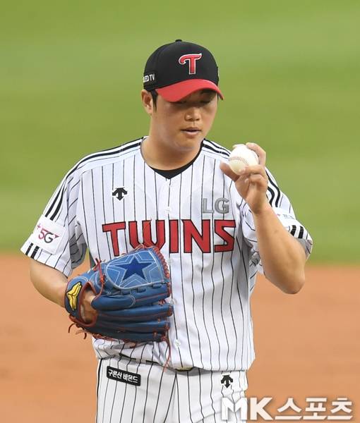 LG트윈스 함덕주가 25일 잠실 롯데 자이언츠전에서 3구만에 팔꿈치 통증을 호소하며 강판됐다. 사진=김재현 기자