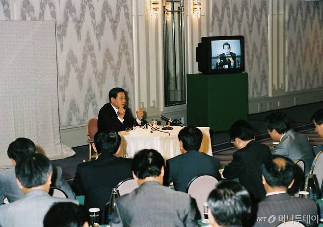 이건희 삼성그룹 회장이 1993년 6월 독일 프랑크푸르트로 사장단과 주요 간부를 불러 모아 신경영을 선언할 당시 회의를 주재하는 모습./사진제공=삼성전자