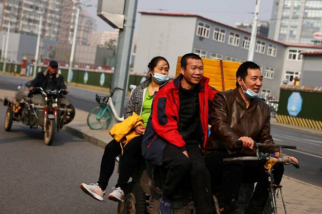25일 중국 베이징에서 시민들이 전기자전거를 타고 있다./사진=로이터통신