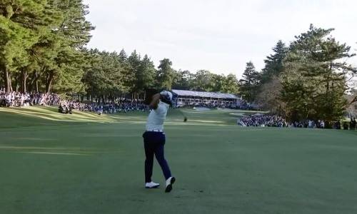 마쓰야마 히데키가 파5 18번 홀 두번째 샷을 하고 있다.