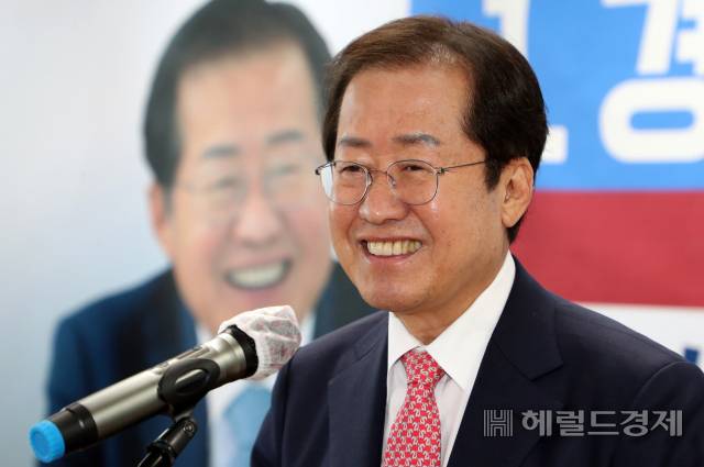 홍준표 국민의힘 대선 경선 후보가 25일 서울 여의도 선거사무소에서 '경제 대개혁' 공약을 발표한 뒤 기자들의 질문에 답변하며 미소를 짓고 있다. [이상섭 기자]