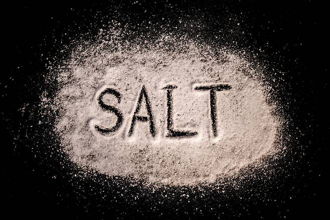 소금은 화학식이 NaCl(염화나트륨)으로 NA(나트륨)이 40%의 비중을 차지하고 있다. 게티이미지뱅크