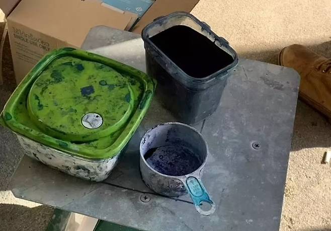 태국 불법창고에서 새것으로 둔갑 중이던 의료용 니트릴장갑 발견. 이미 사용했던 흔적이 역력한 이 장갑은 파란색 물감으로 염색된 뒤 새것으로 둔갑해 전 세계로 다시 수출됐다. 사진=CNN 영상