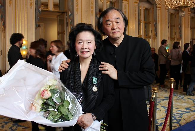 영화 ‘시(詩)’의 주연배우 윤정희씨가 5일(현지시간) 프랑스 문화커뮤니케이션부에서 프레데릭 미테랑 문화부장관으로부터 문화예술공로훈장 오피시에(Officier dans l’ordre des Arts et Lettres)를 수상했다. 훈장 수여식후 윤정희가 남편 백건우와 기념촬영을 하고 있다. 2011.4.6 연합뉴스