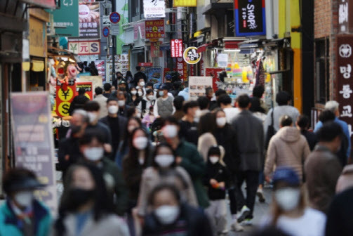 단계적 일상 회복(위드 코로나)으로의 방역 체계 전환 조건인 접종 완료율 70%를 달성한 가운데 주말인 24일 오후 서울 중구 명동 거리에서 시민들이 나들이를 즐기고 있다. /연합뉴스