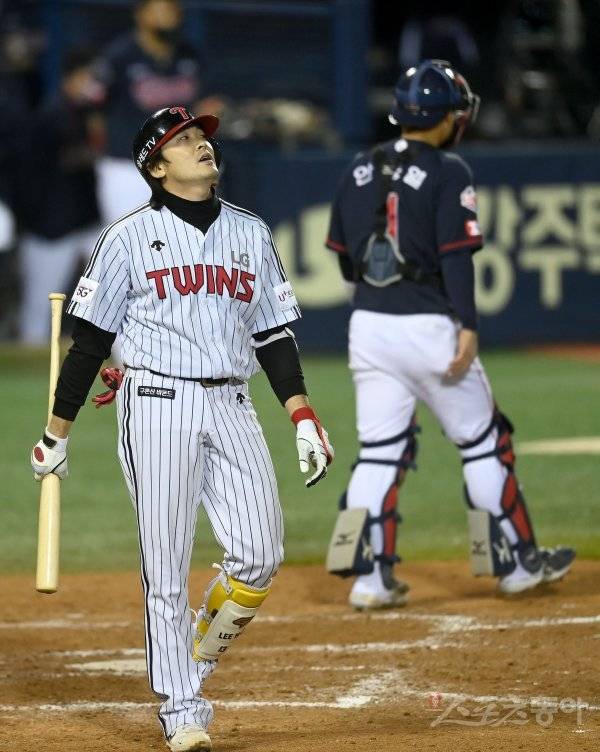 25일 서울 잠실야구장에서  2021 신한은행 SOL KBO리그  롯데 자이언츠와 LG 트윈스 경기가 열렸다. 4-4 동점인 9회말 2사 2루 LG 이형종이 삼진 아웃을 당한 후 아쉬워하고 있다. 잠실 | 김종원 기자 won@donga.com