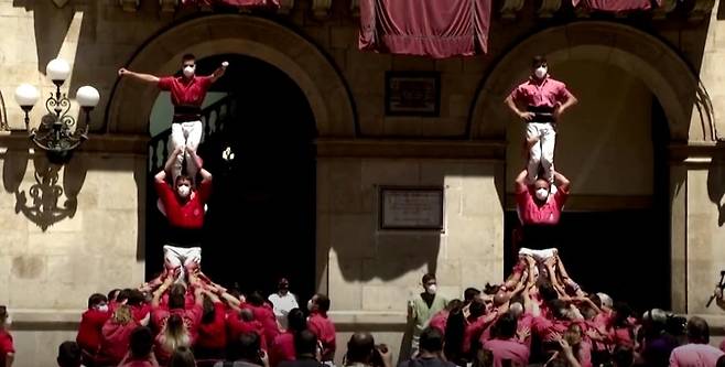 발스에서 열린 인간 탑쌓기 행사 스페인 중세도시 발스에서 21일(현지시간) 인간 탑쌓기 행사가 열렸다. 코로나19로 인해 중단된 지 15개월 만이다. [로이터 홈페이지 캡쳐]