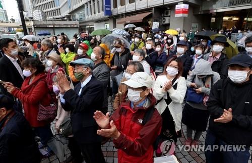 총선 유세 지켜보는 도쿄 유권자들 (도쿄 AFP/지지통신=연합뉴스) 일본 중의원 선거(총선) 공식 선거운동 첫날인 지난 19일 수도 도쿄에서 유권자들이 후보들의 거리 유세를 지켜보며 손뼉을 치고 있다. sungok@yna.co.kr