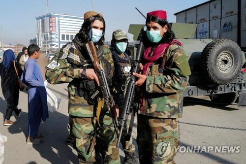 아프가니스탄 카불에서 경계 활동 중인 탈레반 대원.  [로이터 연합뉴스 자료사진. 재판매 및 DB 금지]