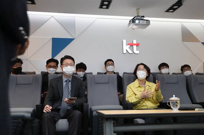 임혜숙 과학기술정보통신부 장관(오른쪽)과 홍진배 정보보호정책관(왼쪽)이 26일 오후 KT 네트워크관제센터를 방문해 이철규 KT 부사장으로부터 인터넷 장애 관련 원인 및 재발방지 대책 등의 설명을 듣고 있다.