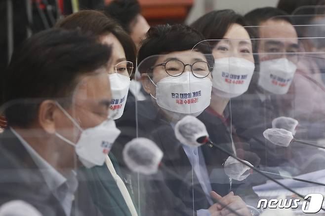 임이자 의원을 비롯한 국민의힘 의원들이 26일 오전 서울 여의도 국회에서 열린 운영위원회의 대통령비서실, 국가안보실, 대통령경호처 국정감사에서 더불어민주당 의원들의 '대장동 특검 수용' 문구가 적힌 마스크 착용 제한 요구에 반발하고 있다. 2021.10.26/뉴스1 © News1 오대일 기자