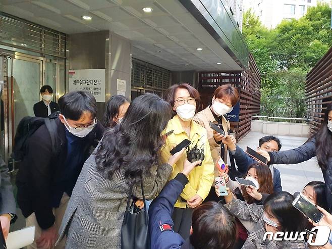 임혜숙 과학기술정보통신부 장관이 26일 경기도 과천 KT 네트워크 관제센터를 방문해 지난 25일 발생한 KT 통신 장애와 관련해 재발 방지책을 마련하겠다고 밝혔다. 2021.10.26/뉴스1 © News1 김정현 기자