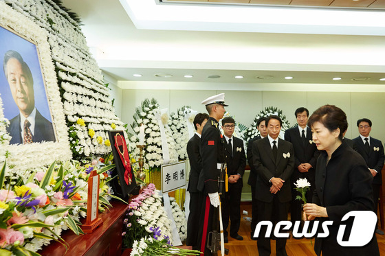 박근혜 대통령이 2015년 11월23일 오후 서울 종로구 서울대병원 장례식장에 마련된 김영삼 전 대통령 빈소를 찾아 조문하고 있다. (청와대 제공)2015.11.23/뉴스1 © News1 이광호 기자