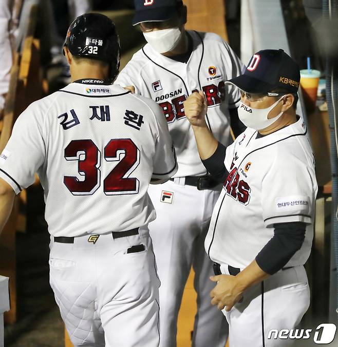 두산 베어스의 김태형 감독(오른쪽). /뉴스1 © News1 김진환 기자