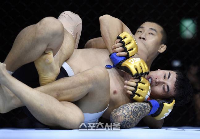김상욱이 박충일에게 초크를 시도하고 있다. 이주상기자 rainbow@sportsseoul.com