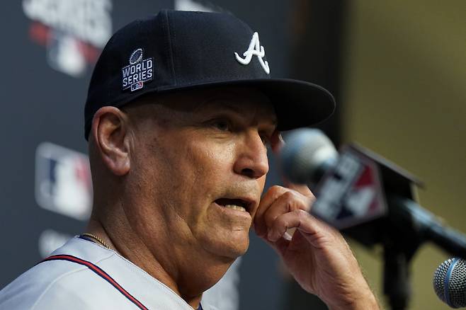 애틀랜타 브레이브스 브라이언 스니커 감독이 월드시리즈 개막을 하루 앞둔 26일(한국시각) 공식 기자회견에 참석해 질문을 받고 있다. AP연합뉴스