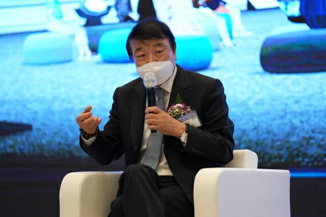 김상철 한컴회장이 메타버스NFT비즈니스포럼 좌담회에서 발언하는 모습
