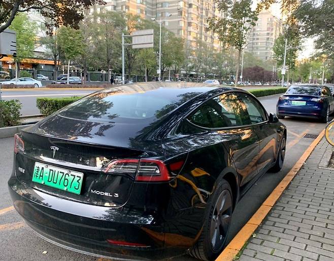 테슬라의 중국 상하이 공장에서 생산된 모델3 세단이 베이징 도로에 주차돼 있다. /김남희 특파원