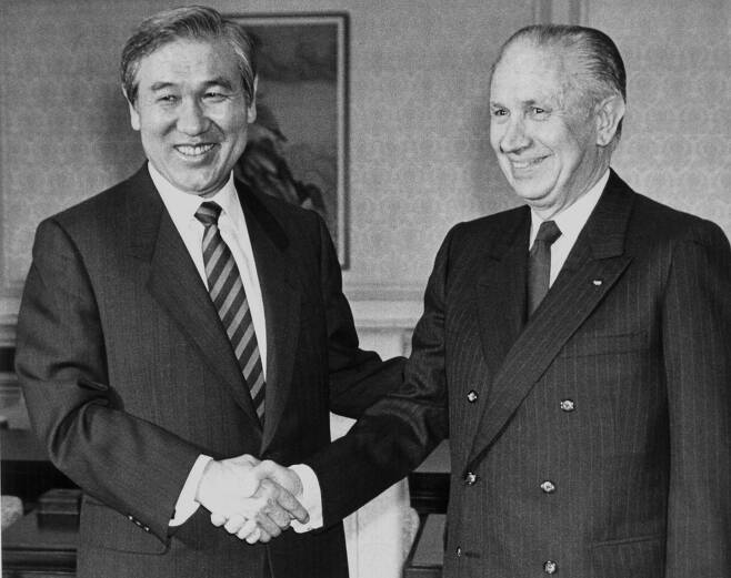 노태우 전 대통령이 1988년 6월 청와대에서 후안 안토니오 사마란치 국제올림픽위원장을 접견하고 있다. /연합뉴스