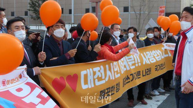 국민의힘 대선후보 본경선 대전·충청권 합동토론회가 열린 25일 오후 대전 만년동 KBS대전방송총국 앞에 원희룡 전 제주도지사의 지지자들이 귤색 풍선을 들고 모여 원 전 지사를 응원하고 있다. ⓒ데일리안 정도원 기자