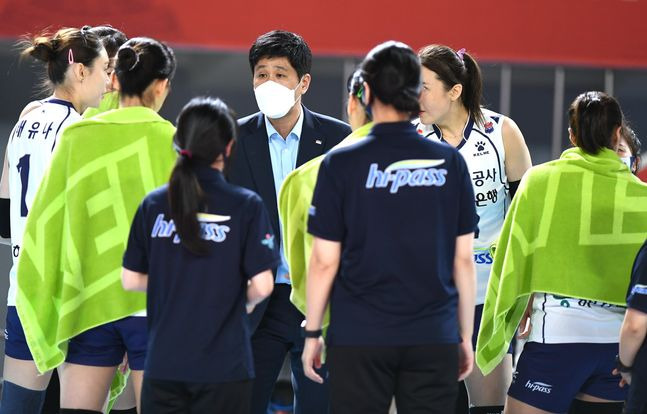 작전 지시를 내리고 있는 김종민 한국도로공사 감독. ⓒ KOVO