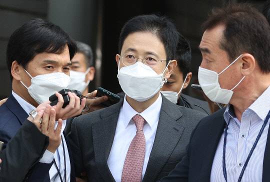 이른바 '윤석열 검찰 고발 사주' 의혹의 핵심 연루자로 의심 받는 손준성(가운데) 대구고검 인권보호관(전 대검찰청 수사정보정책관)이 26일 오전 서울 서초구 서울중앙지법에서 열린 직권남용권리행사방해 등 혐의 영장실질심사를 마친 뒤 법원을 나서고 있다.연합뉴스