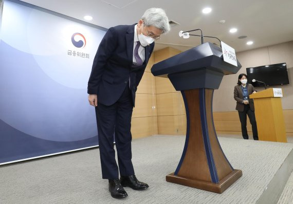 고승범 금융위원장이 26일 오전 정부서울청사에서 열린 가계부채 관리 강화 방안 관련 브리핑에서 인사를 하고 있다. 사진=서동일 기자