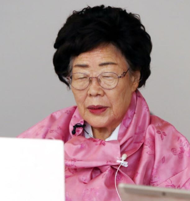 일본군 ‘위안부’ 피해자 이용수 할머니가 26일 오후 대구 중구 희움 일본군 위안부 역사관에서 온라인 기자회견을 하고 있다. 연합뉴스