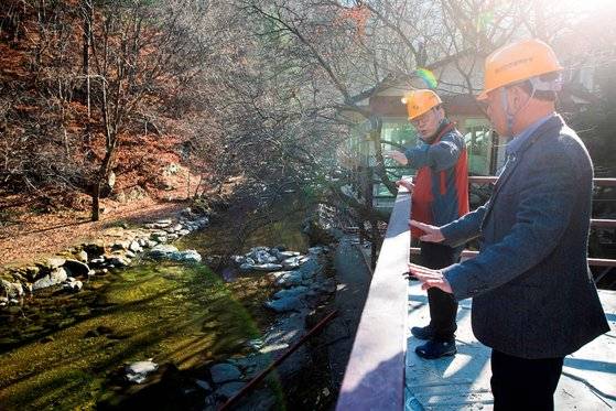 이재명 더불어민주당 후보가 경기지사로 재직 중이던 2019년 계곡 불법시설물을 직접 현장에서 점검하고 있다. 중앙포토