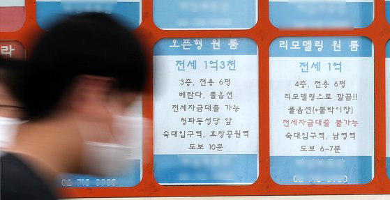 지난 8월 5일 서울 용산구의 공인중개사무소 게시판에 원룸 전세 매물이 붙어 있다. 서울에서 지난 6월 실거래된 전용면적 30㎡ 이하 원룸의 평균 전세보증금이 1년 전보다 10% 가까이 상승했다. 원룸 평균 전세보증금은 1억6883만원으로 집계됐다. [뉴스1]