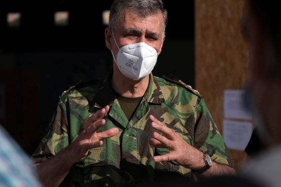 포르투갈의 코로나19 백신 보급 태스크포스(TF) 책임자인 헨리크 고베이아 이멜루 해군 중장이 지난 9월 현지 취재진과 인터뷰를 하고 있다. [로이터=연합뉴스]