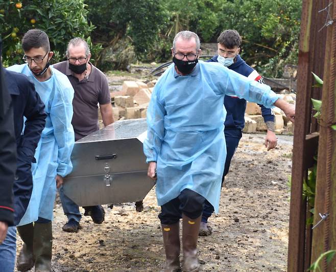 이탈리아 남부 시칠리아섬 스코르디아에서 폭풍우가 지나간 후 구조대원들이 25일(현지시간) 실종된 남성의 시신을 수습하고 있다. 스코르디아｜EPA연합뉴스